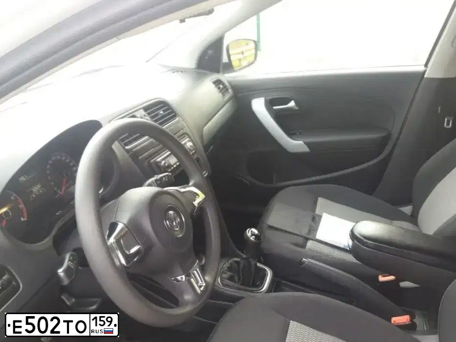 Фото автомобиля VOLKSWAGEN POLO, 2014 — госномер Е502ТО159. Цвет: БЕЛЫЙ