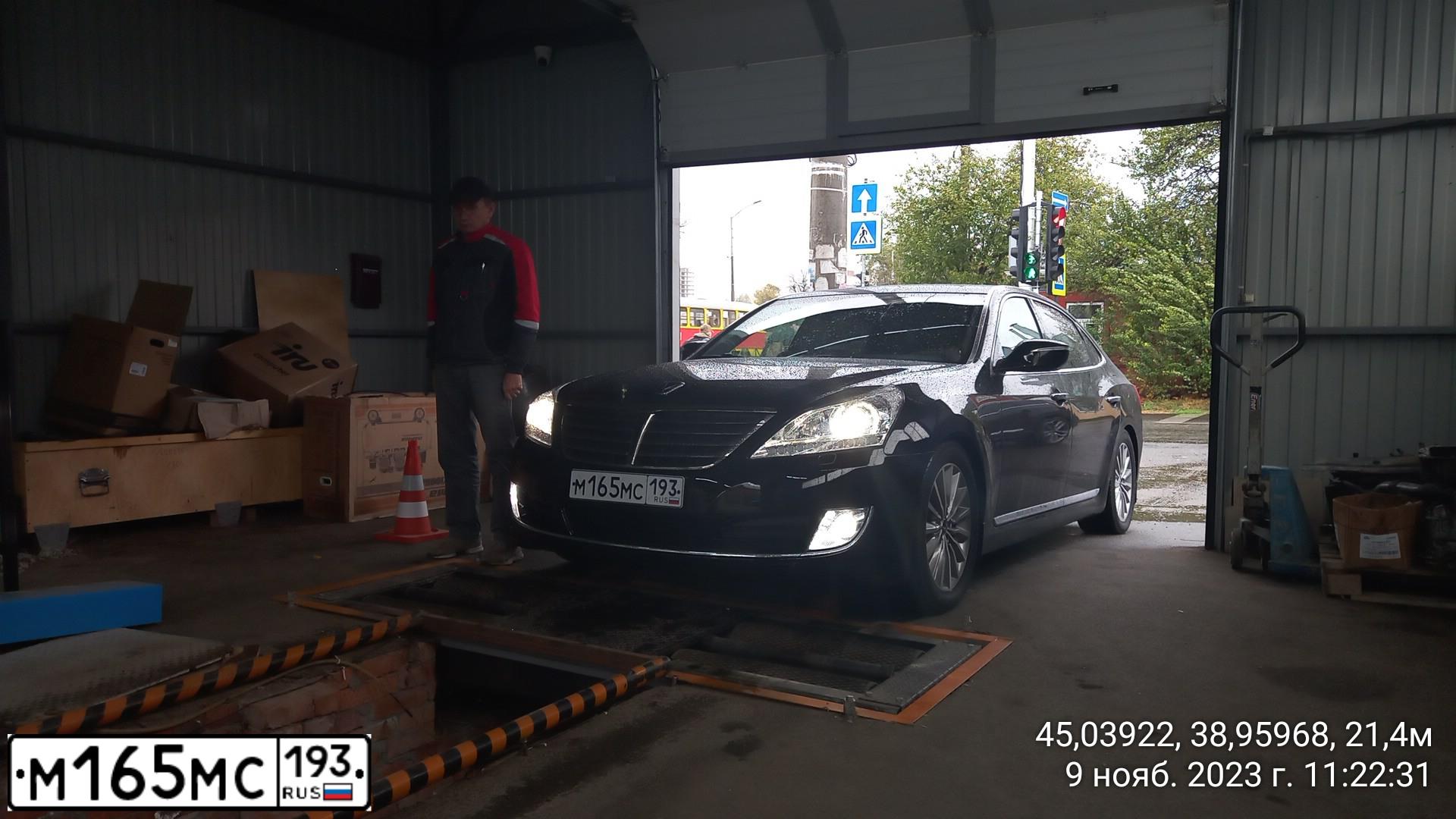 Фото автомобиля HYUNDAI EQUUS, 2013 — госномер М165МС193. Цвет: ЧЕРНЫЙ