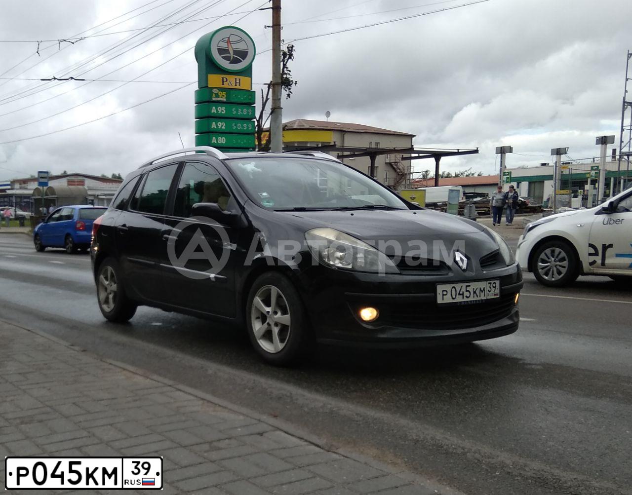 Фото автомобиля RENAULT CLIO, 2008 — госномер Р045КМ39. Цвет: ЧЕРНЫЙ