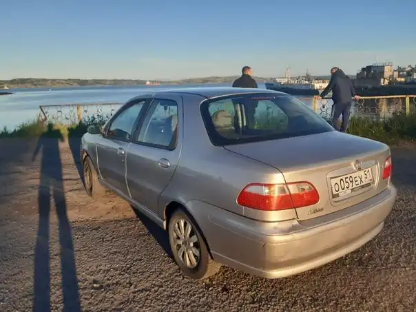 Фото автомобиля FIAT ALBEA, 2008 — госномер О059ЕХ51. Цвет: СЕРЫЙ СТАЛЬНОЙ