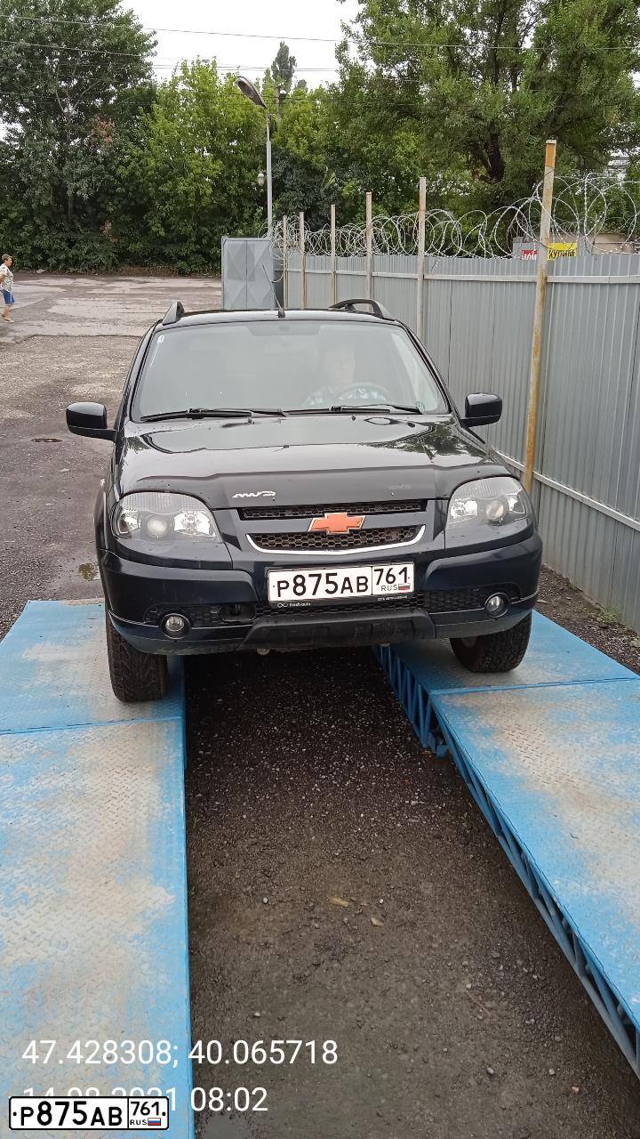 Фото автомобиля CHEVROLET T NIVA, 2017 — госномер Р875АВ761. Цвет: ЧЕРНО-СИНИЙ МЕТАЛЛИК