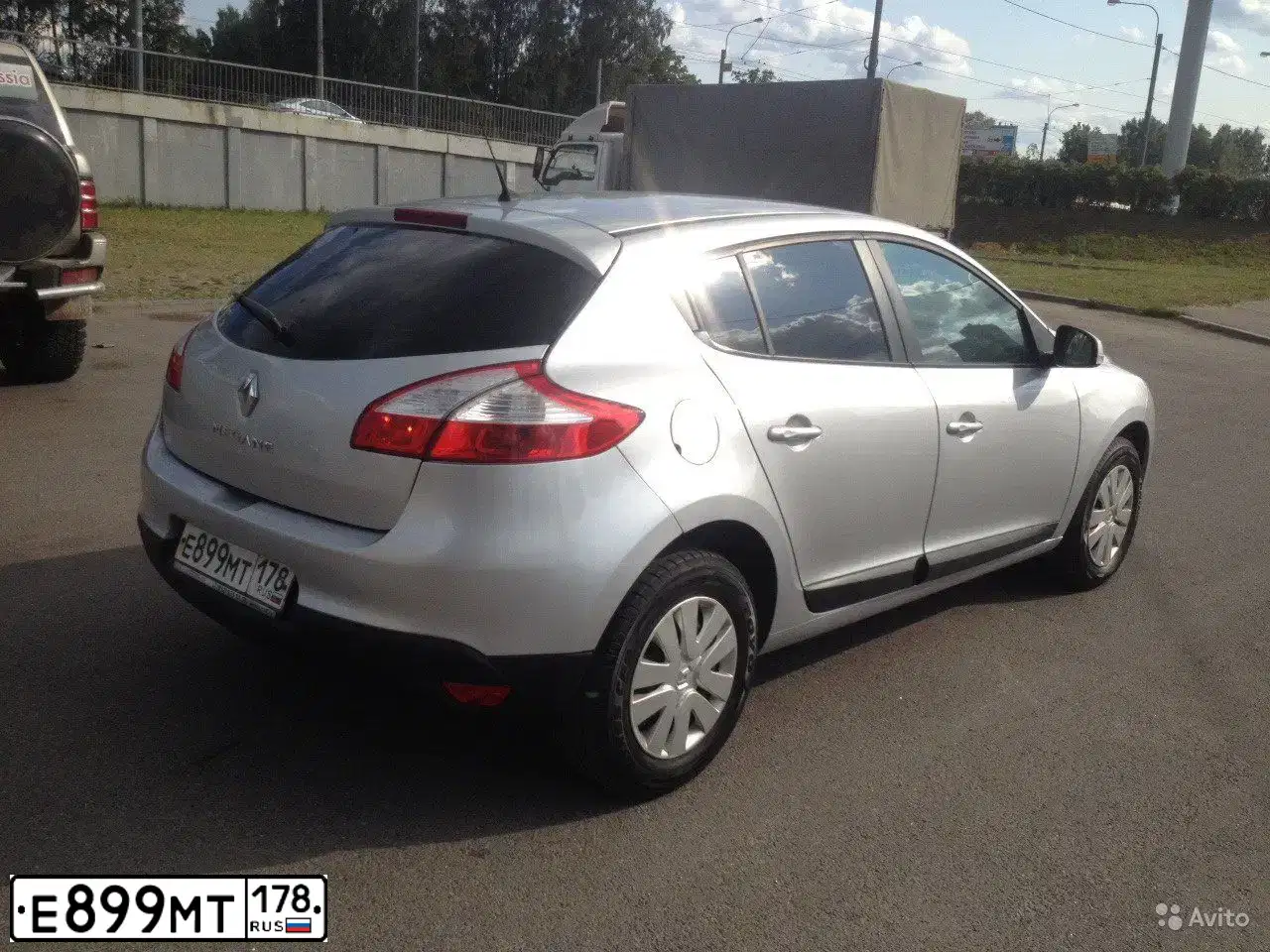 Фото автомобиля RENAULT MEGANE, 2010 — госномер Е899МТ178. Цвет: СВЕТЛО-СЕРЫЙ-ГОЛУБОЙ