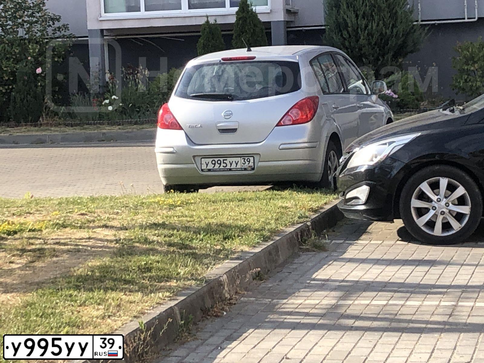 Фото автомобиля NISSAN TIIDA, 2011 — госномер У995УУ39. Цвет: Серебристый