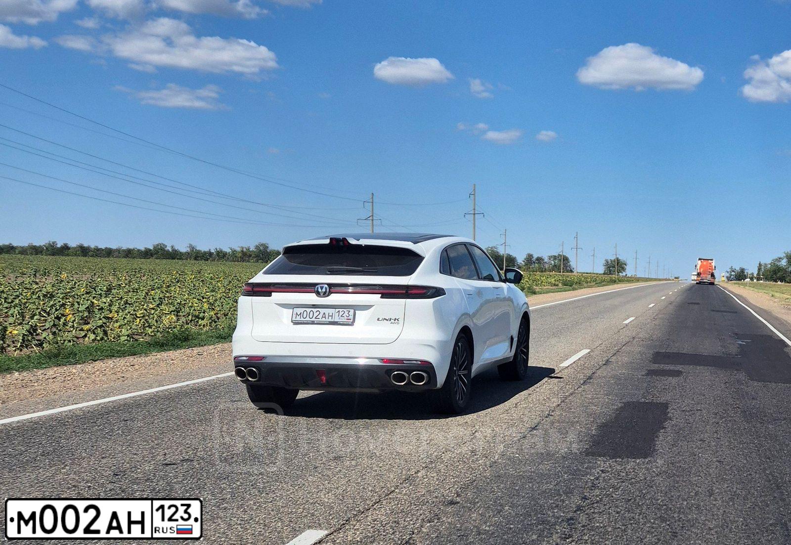 Фото автомобиля HYUNDAI SANTA FE, 2013 — госномер М002АН123. Цвет: Белый