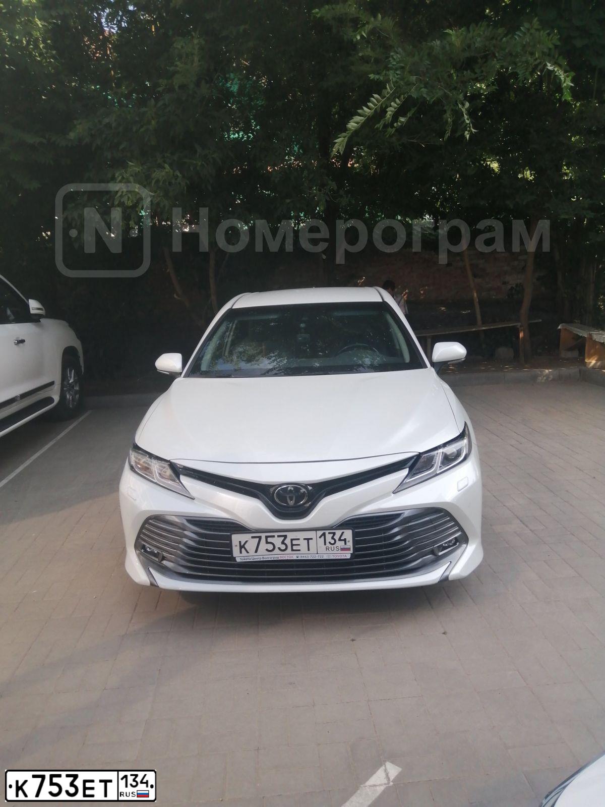 Фото автомобиля TOYOTA CAMRY, 2020 — госномер К753ЕТ134. Цвет: Белый
