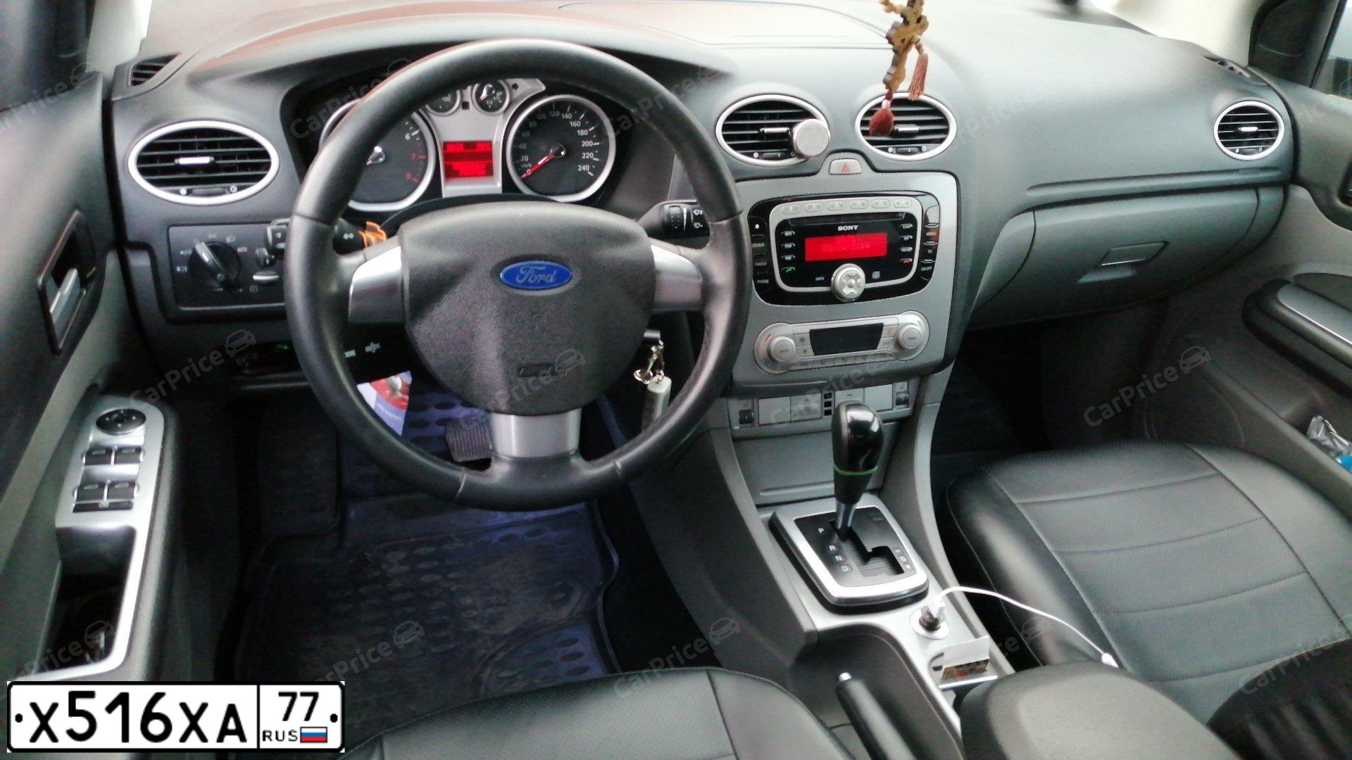 Фото автомобиля FORD FOCUS, 2010 — госномер Х516ХА77. Цвет: Серебристый