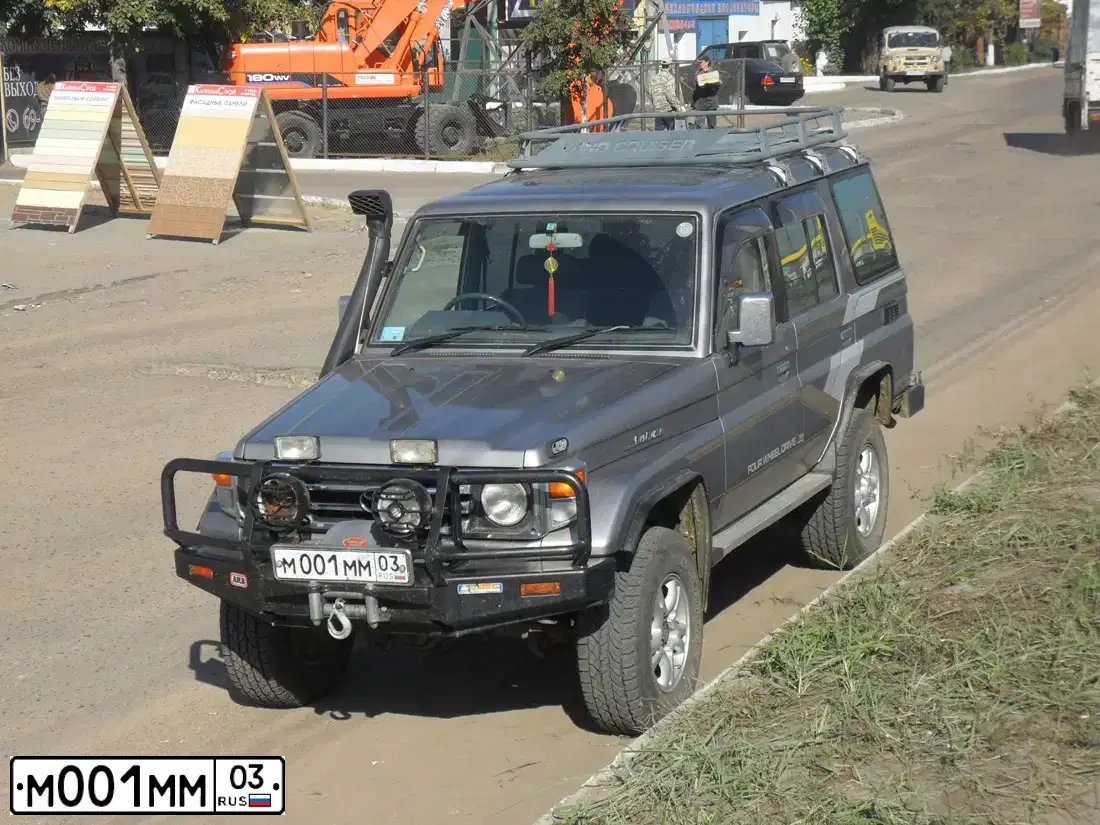 Фото автомобиля LADA 2121 NIVA, 1991 — госномер М001ММ03. Цвет: Белый