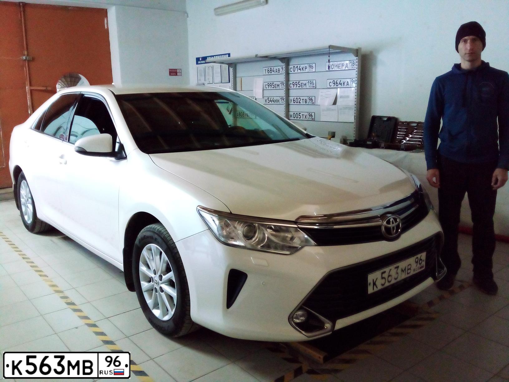 Фото автомобиля TOYOTA CAMRY, 2018 — госномер К563МВ96. Цвет: БЕЛЫЙ ПЕРЛАМУТР