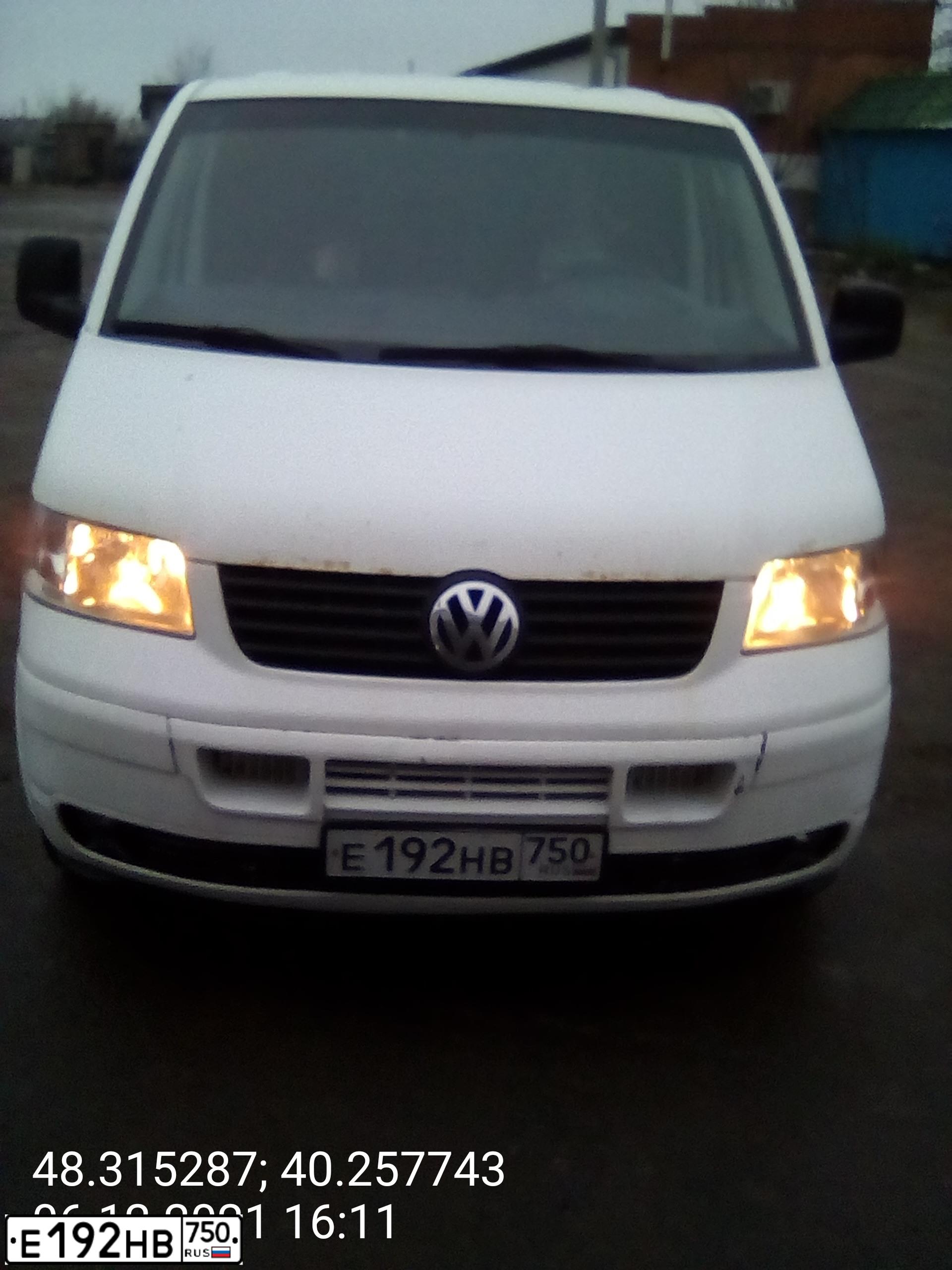 Фото автомобиля VOLKSWAGEN TRANSPORTER, 2006 — госномер Е812КТ761. Цвет: Белый