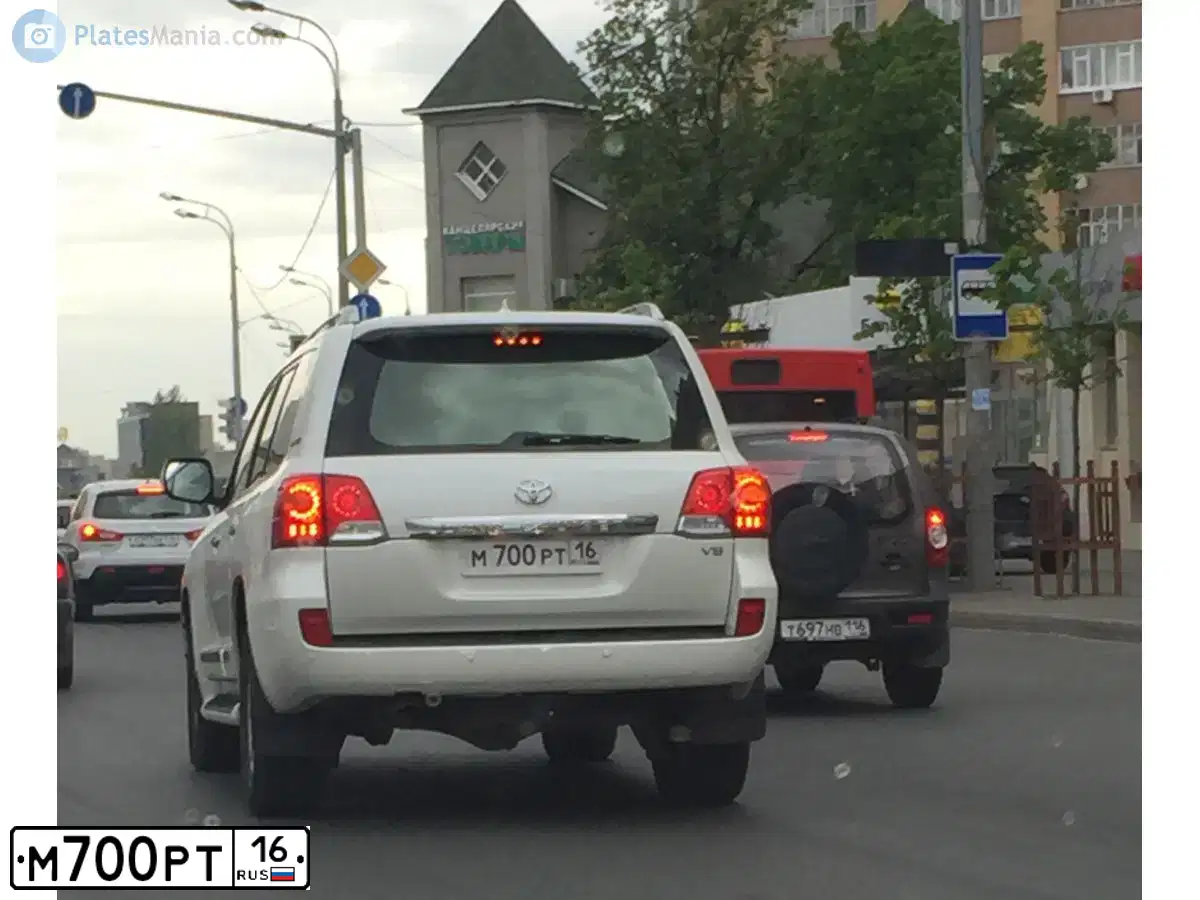 Фото автомобиля VOLKSWAGEN TOUAREG, 2011 — госномер М700РТ16. Цвет: Коричневый