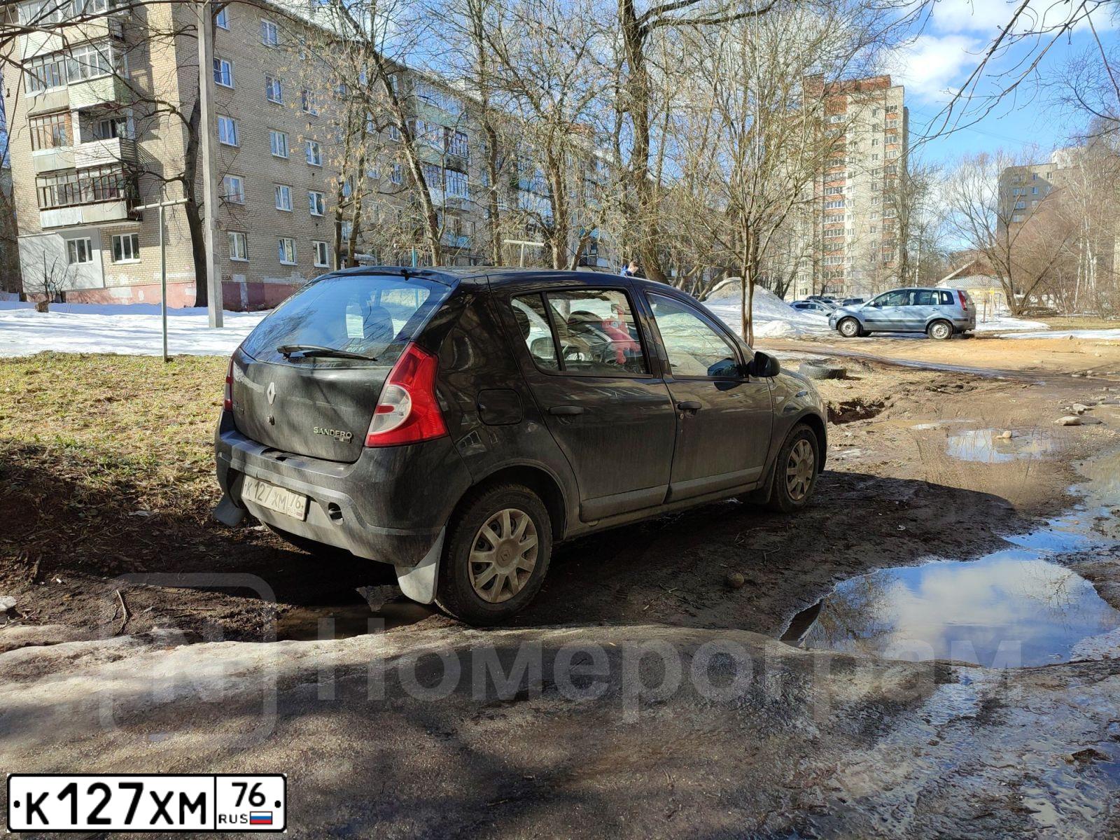 Фото автомобиля RENAULT SANDERO, 2011 — госномер К127ХМ76. Цвет: ЧЕРНЫЙ