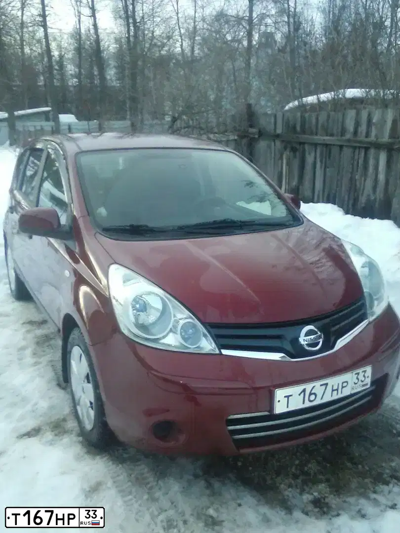 Фото автомобиля NISSAN NOTE, 2013 — госномер Т167НР33. Цвет: КРАСНЫЙ