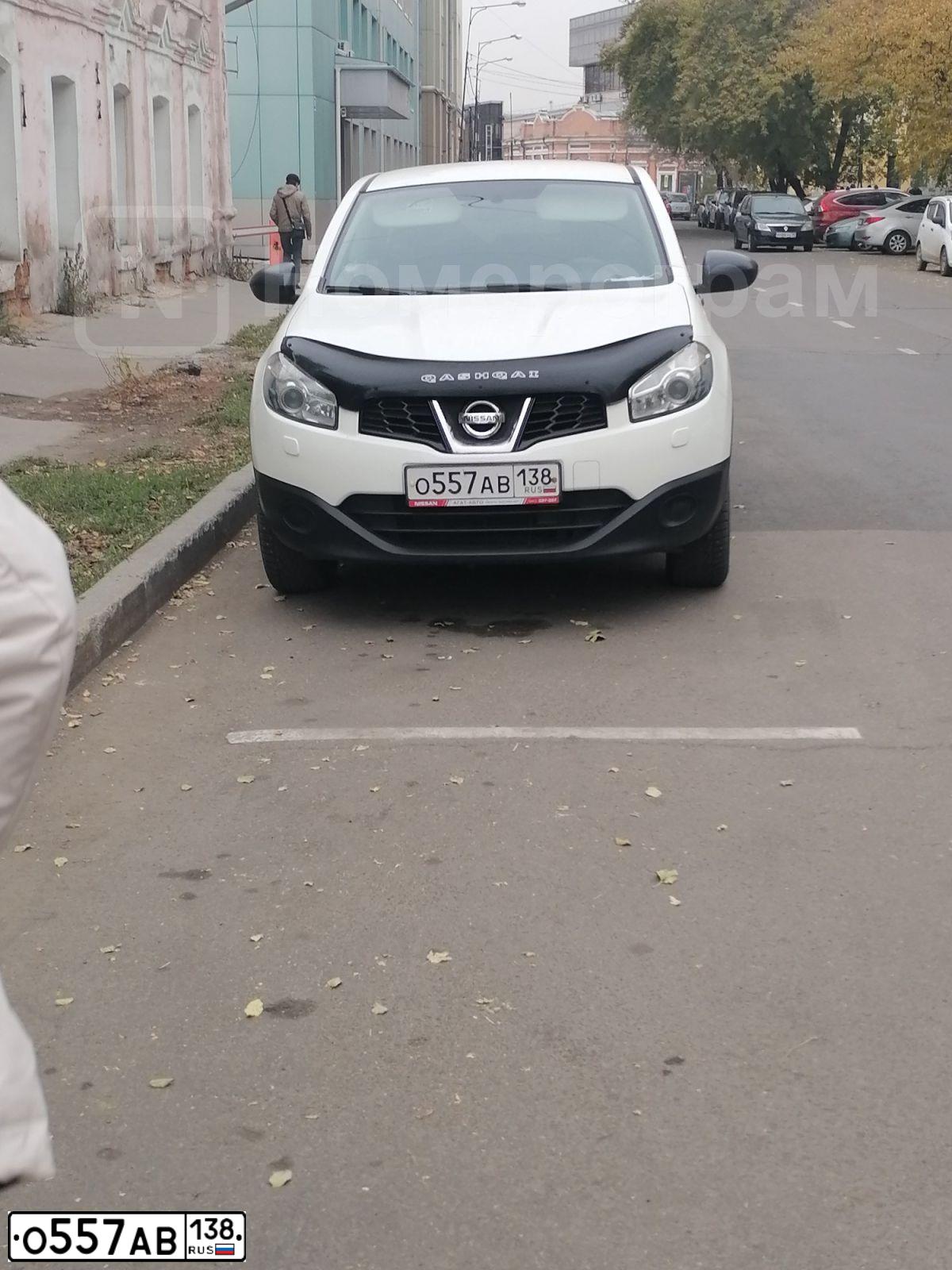 Фото автомобиля NISSAN QASHQAI, 2013 — госномер О557АВ138. Цвет: БЕЛЫЙ