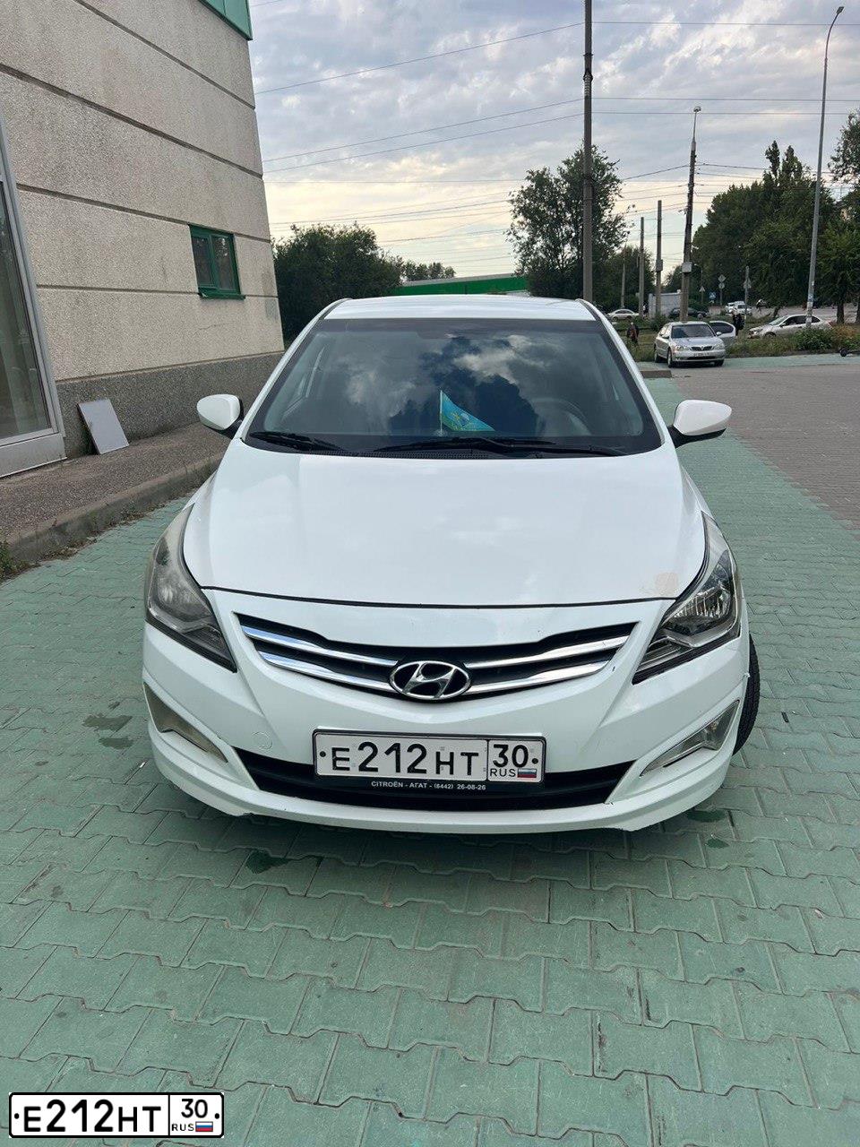 Фото автомобиля HYUNDAI SOLARIS, 2016 — госномер Е212НТ30. Цвет: Белый