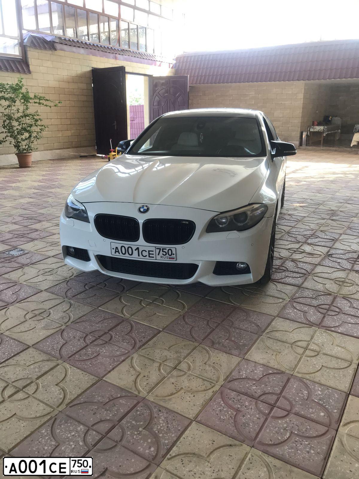 Фото автомобиля BMW SERIE 5, 2012 — госномер А001СЕ750. Цвет: Белый