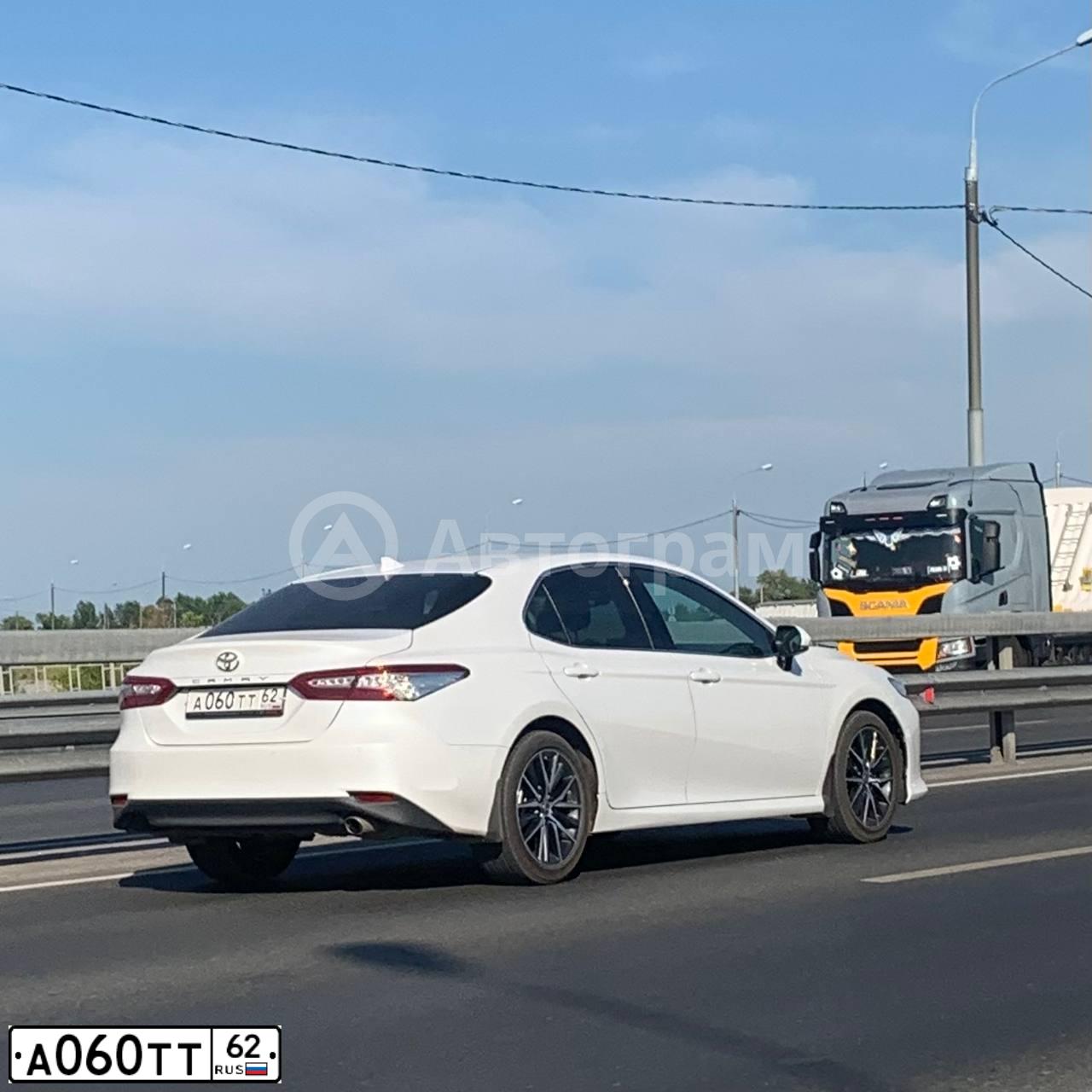 Фото автомобиля TOYOTA CAMRY, 2021 — госномер А060ТТ62. Цвет: Белый