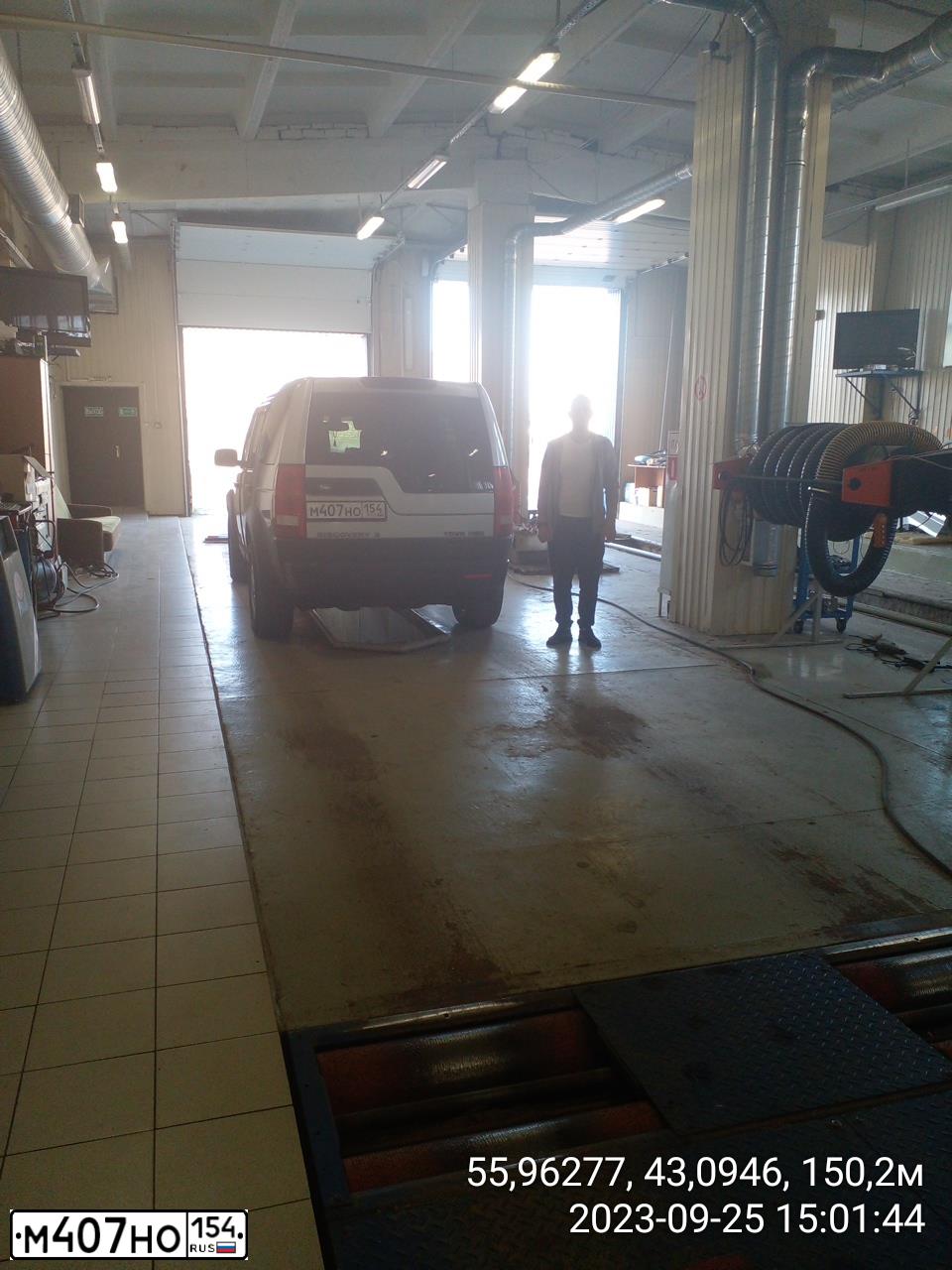 Фото автомобиля LANDROVER DISCOVERY, 2006 — госномер М407НО154. Цвет: СЕРЕБРИСТЫЙ