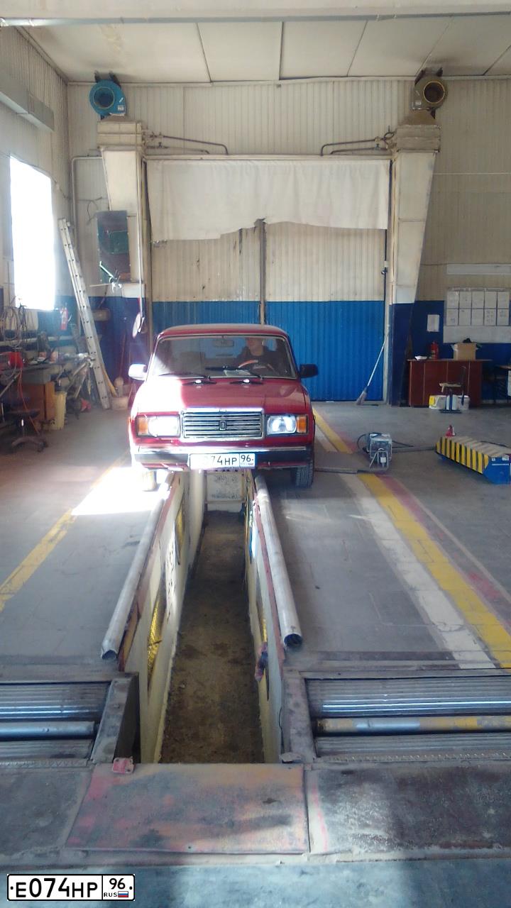 Фото автомобиля LADA 2107, 2007 — госномер Е074НР96. Цвет: ВИШНЕВЫЙ