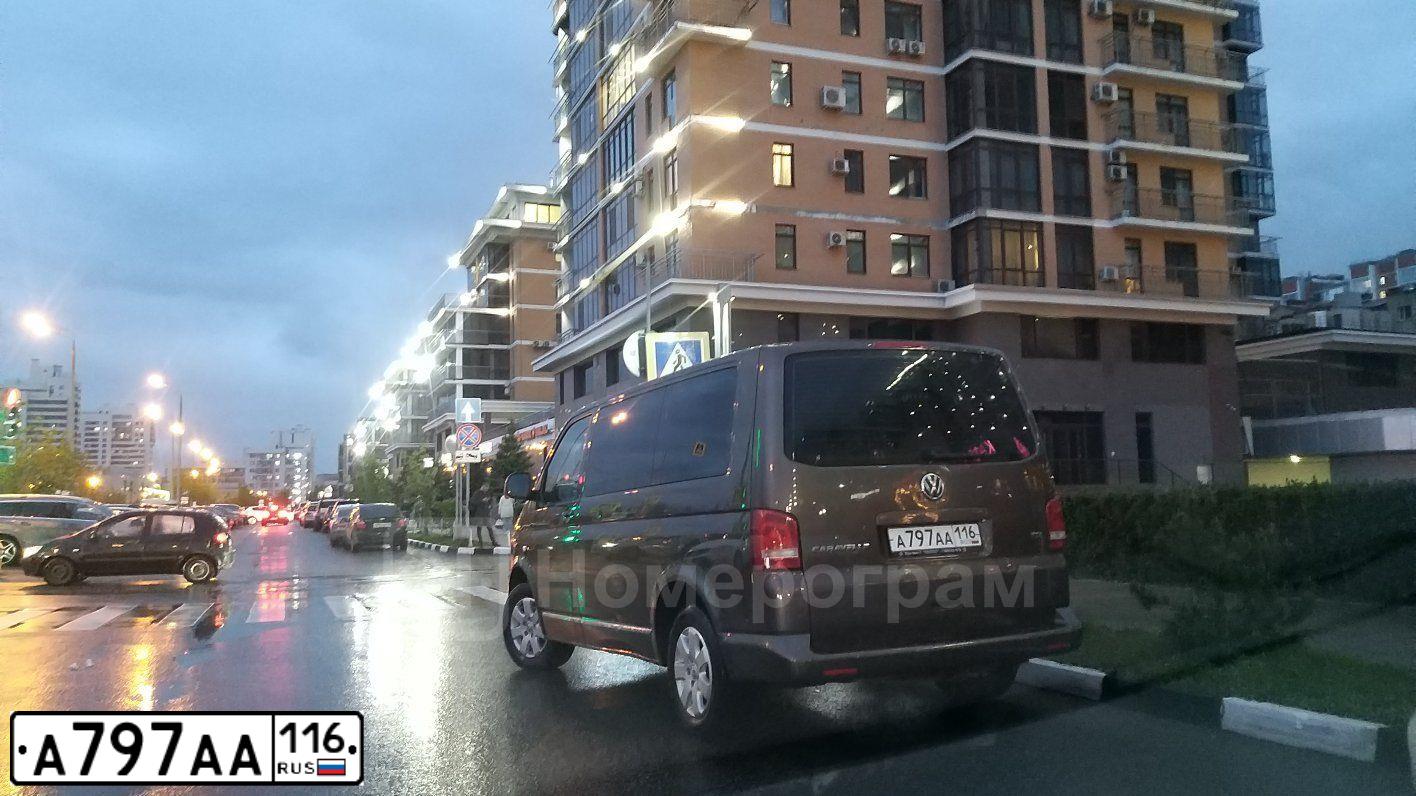 Фото автомобиля VOLKSWAGEN CARAVELLE, 2011 — госномер А797АА116. Цвет: КОРИЧНЕВЫЙ