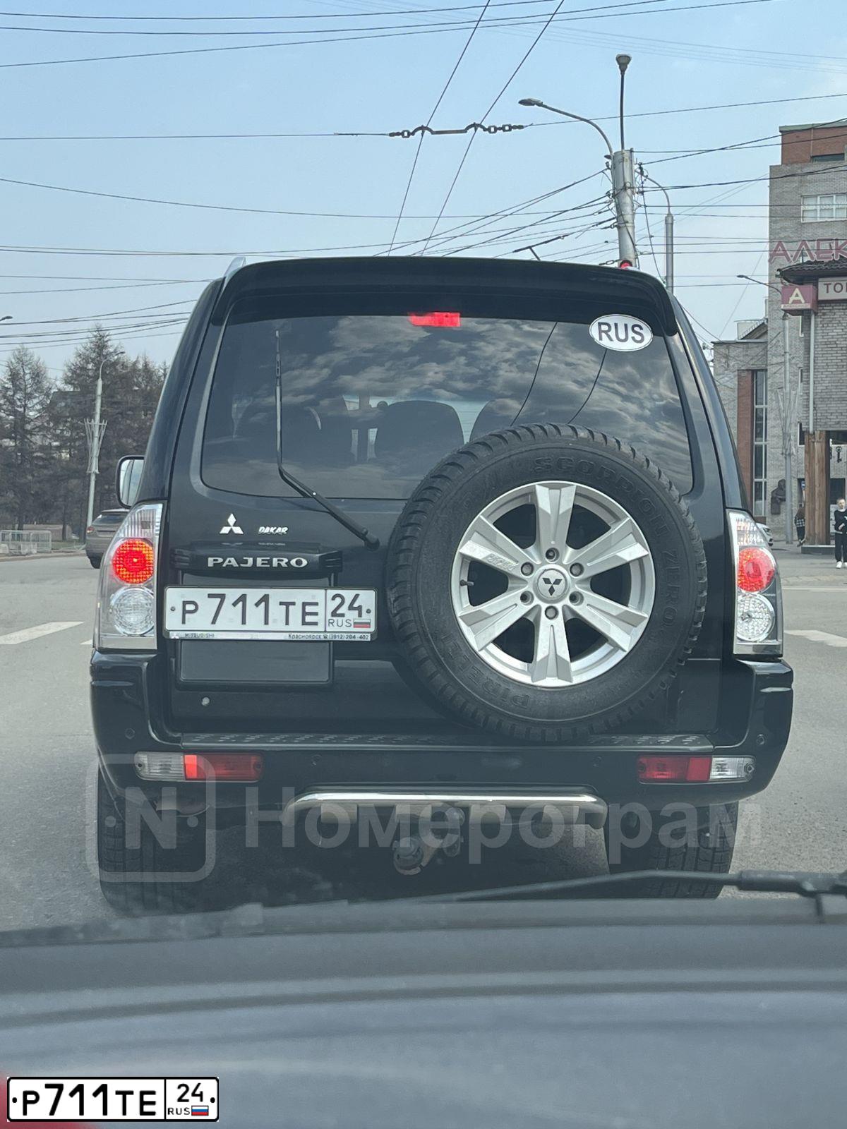 Фото автомобиля MITSUBISHI PAJERO, 2006 — госномер Р711ТЕ24. Цвет: ЧЕРНЫЙ