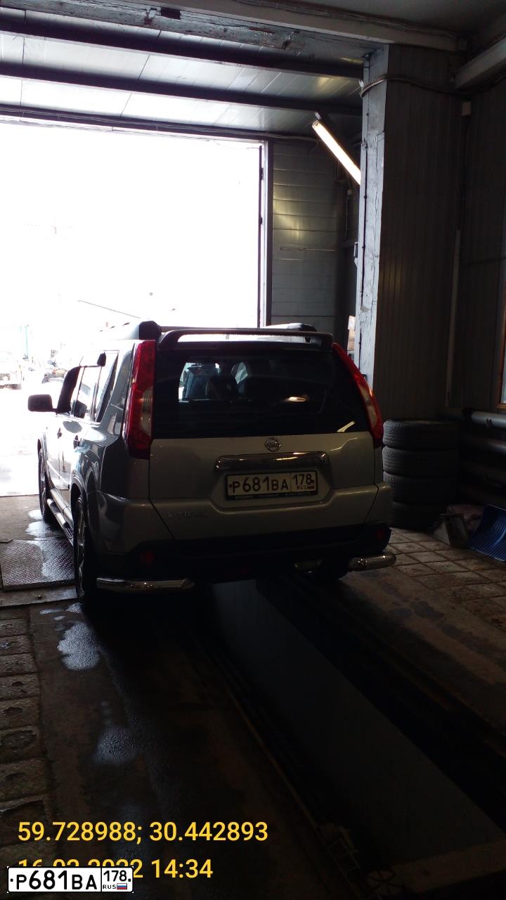 Фото автомобиля NISSAN X-TRAIL, 2013 — госномер Р515УМ196. Цвет: Серебристый
