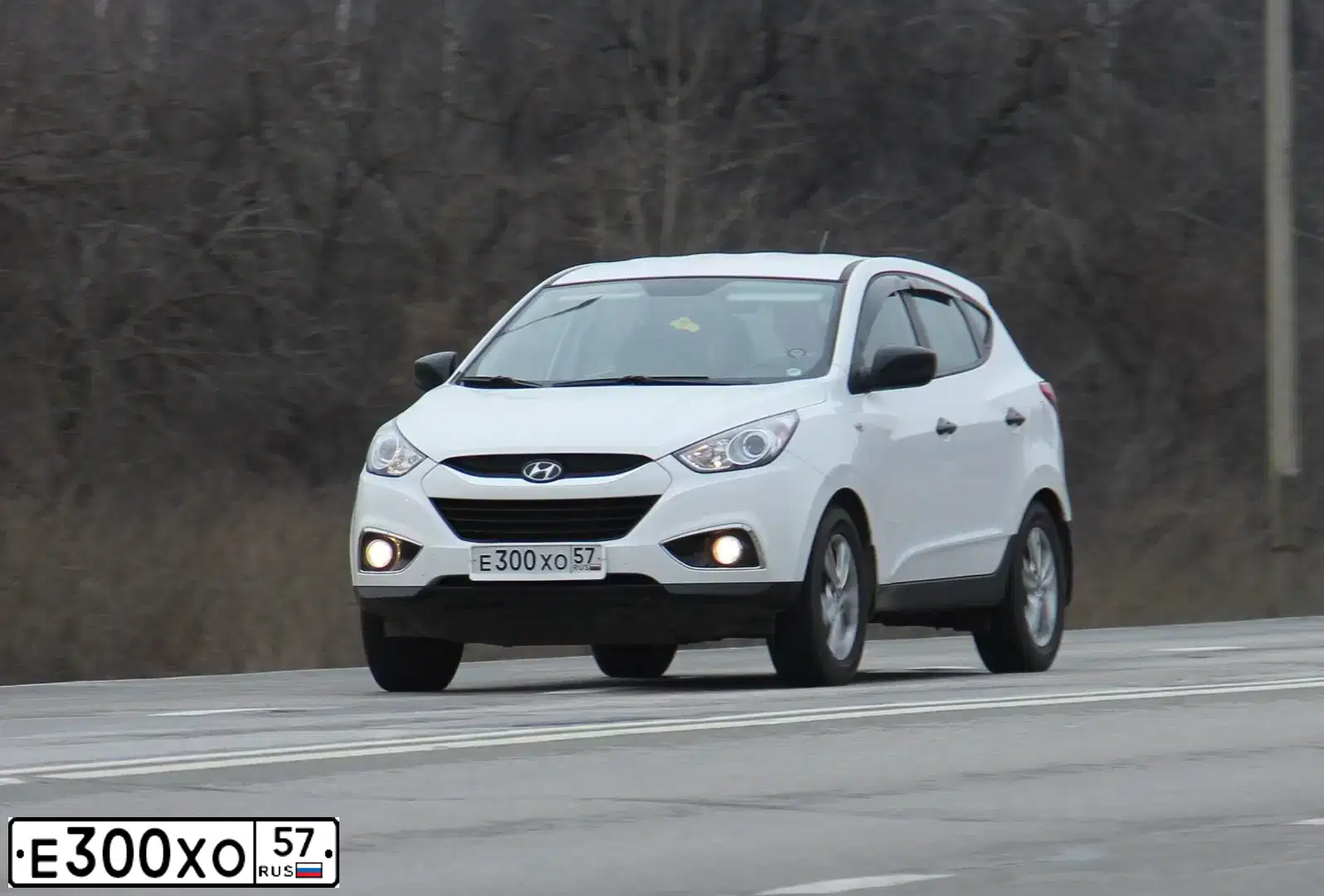 Фото автомобиля HYUNDAI IX35, 2013 — госномер Е300ХО57. Цвет: БЕЛЫЙ