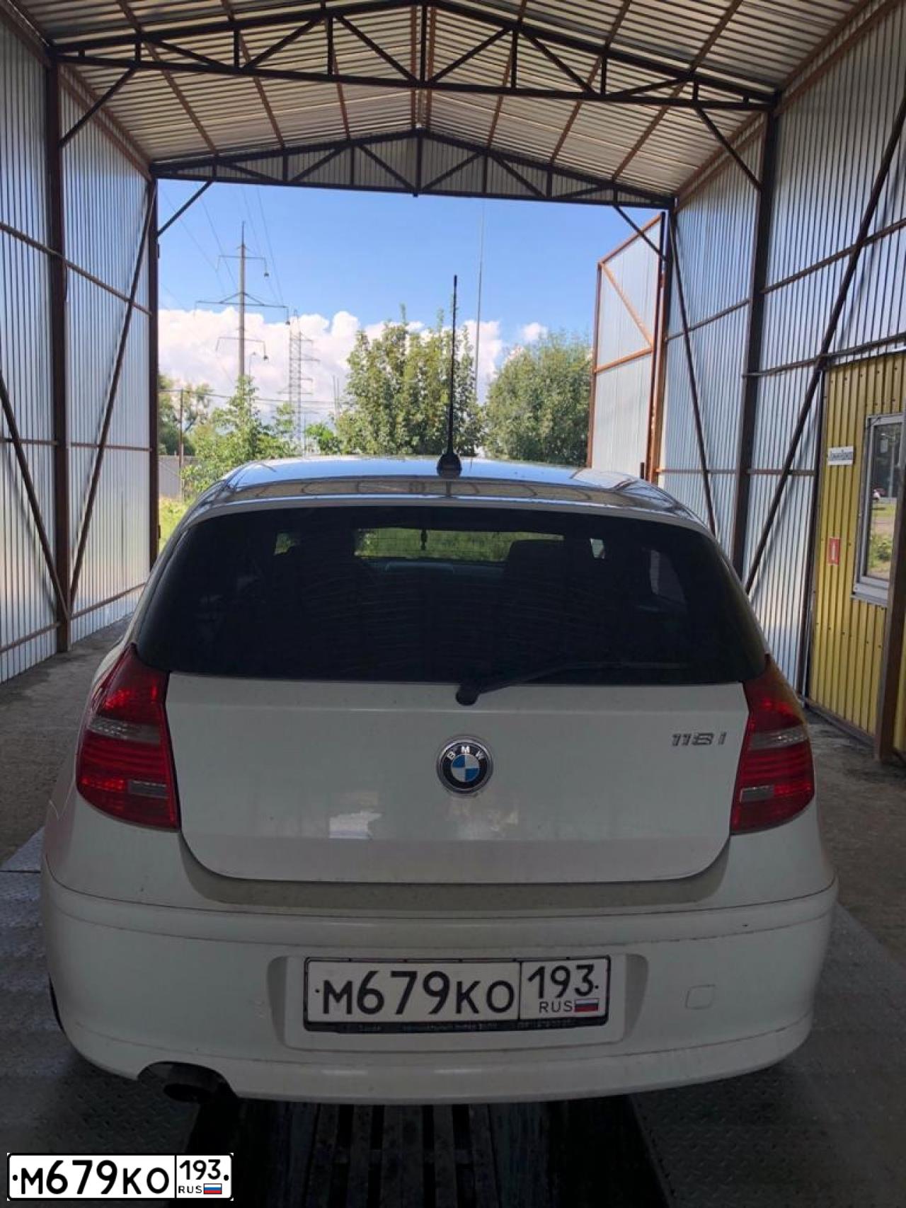 Фото автомобиля BMW SERIE 1, 2010 — госномер М679КО193. Цвет: Белый