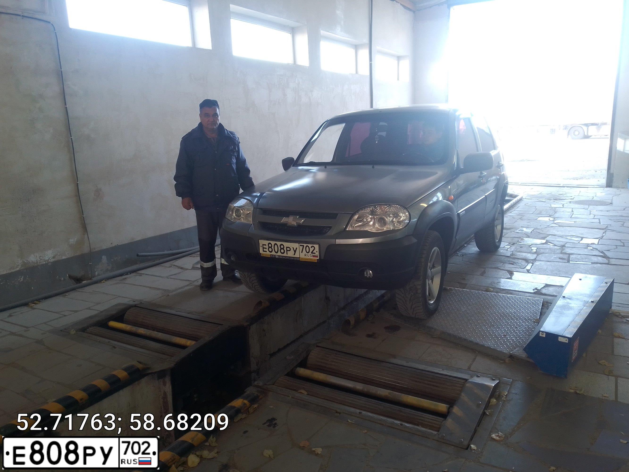 Фото автомобиля CHEVROLET NIVA, 2009 — госномер Е808РУ702. Цвет: Темно-серый металлик