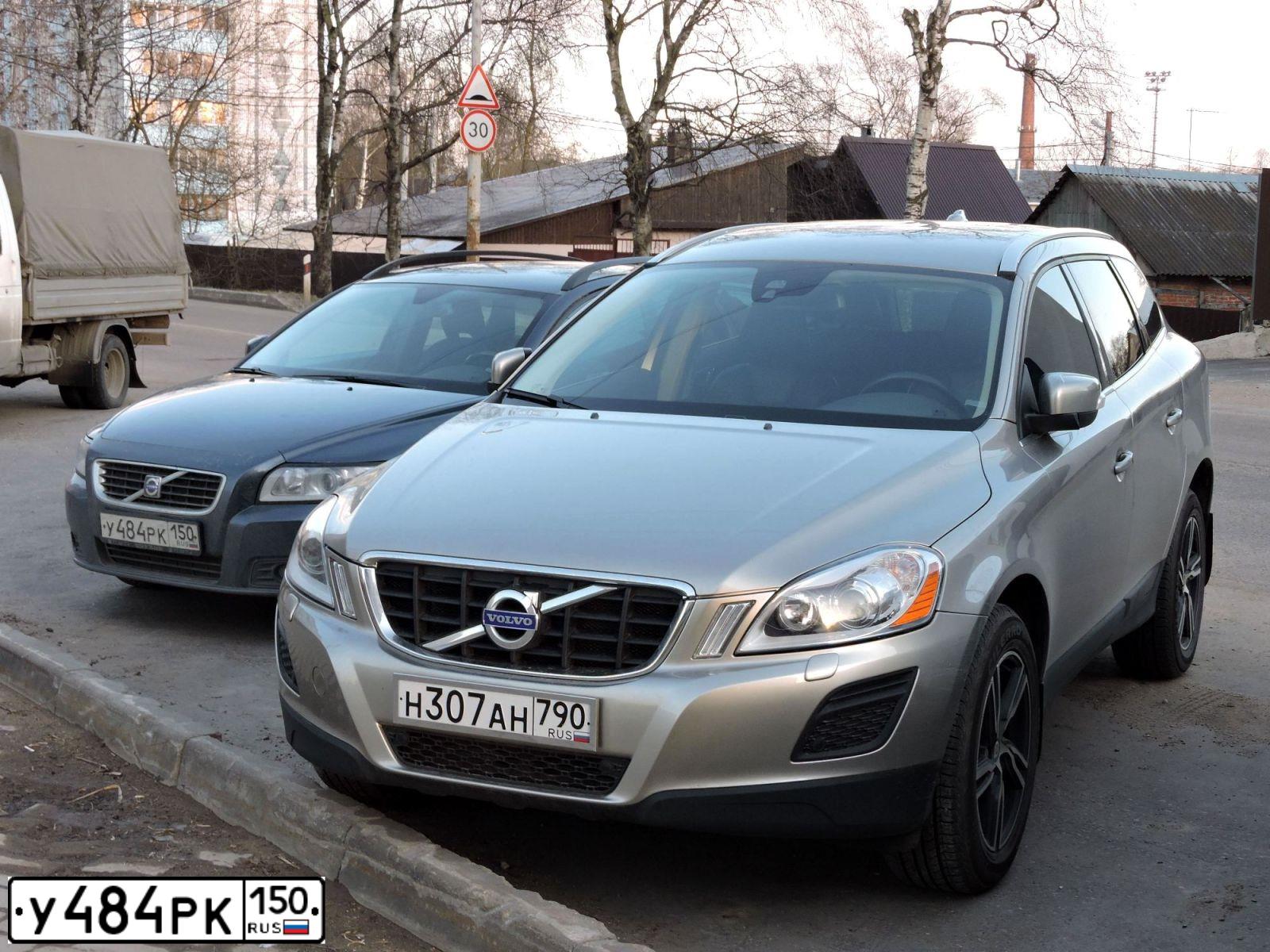 Фото автомобиля VOLVO V50, 2008 — госномер У484РК150. Цвет: СИНИЙ ТЕМНЫЙ