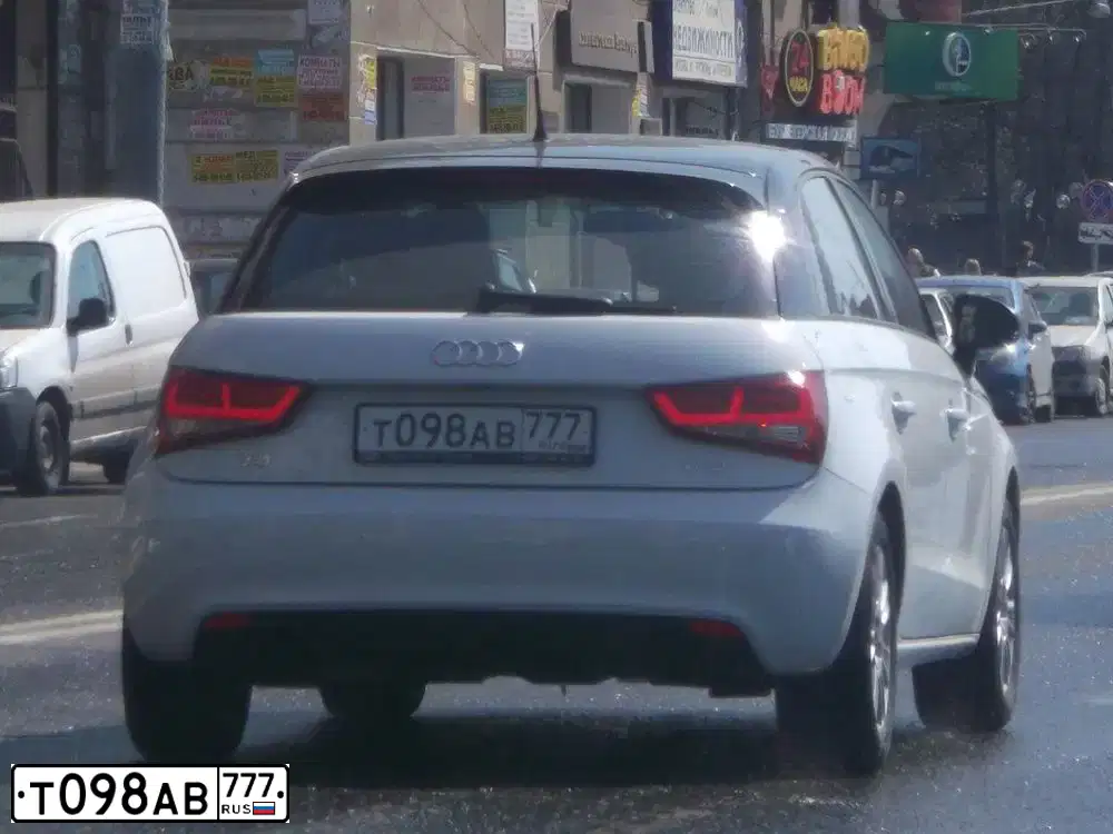 Фото автомобиля AUDI A1 SPORTBACK, 2013 — госномер Т098АВ777. Цвет: Белый