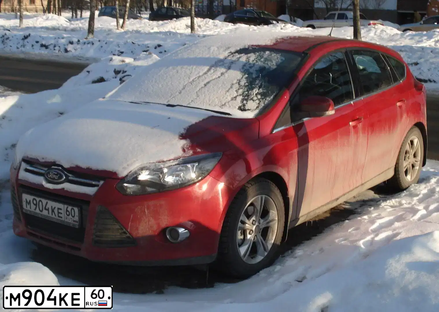 Фото автомобиля FORD FOCUS, 2012 — госномер М904КЕ60. Цвет: Красный