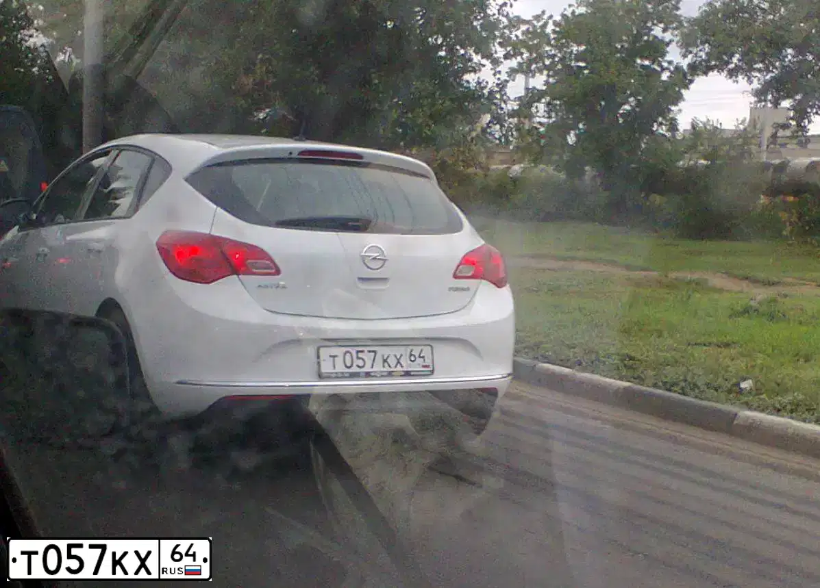 Фото автомобиля OPEL ASTRA, 2013 — госномер Н150ЕН790. Цвет: Белый