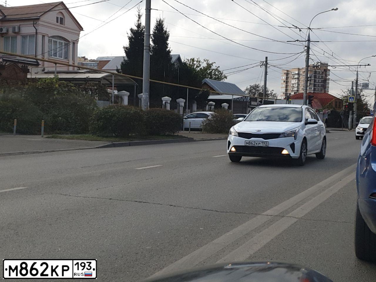 Фото автомобиля KIA RIO, 2020 — госномер М862КР193. Цвет: Белый