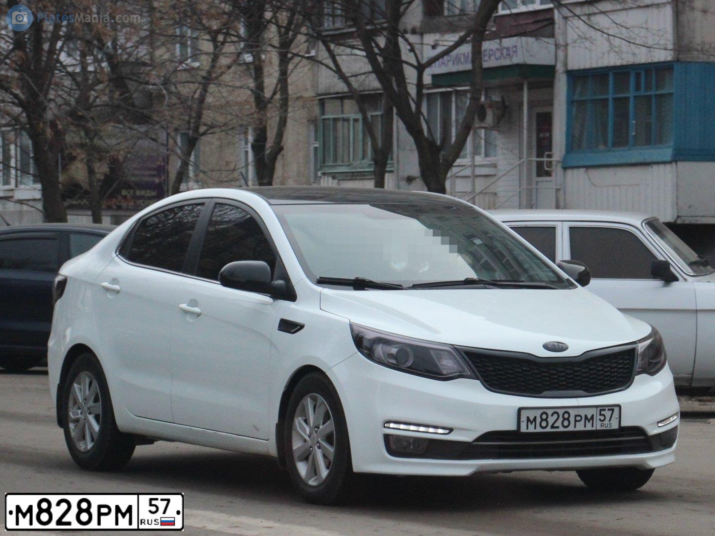 Фото автомобиля KIA RIO, 2015 — госномер М828РМ57. Цвет: Белый