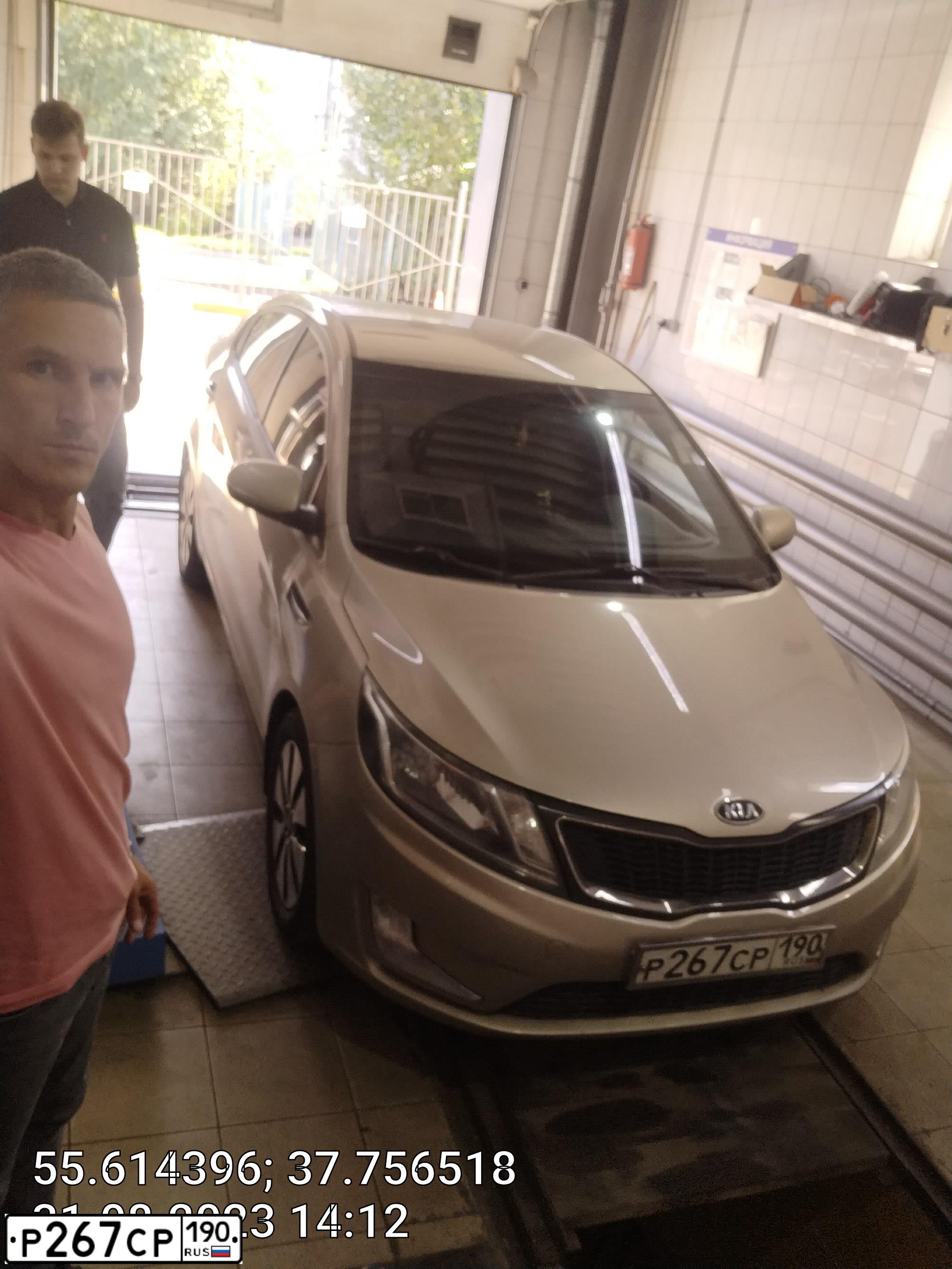 Фото автомобиля KIA RIO, 2011 — госномер Р267СР190. Цвет: БЕЖЕВЫЙ