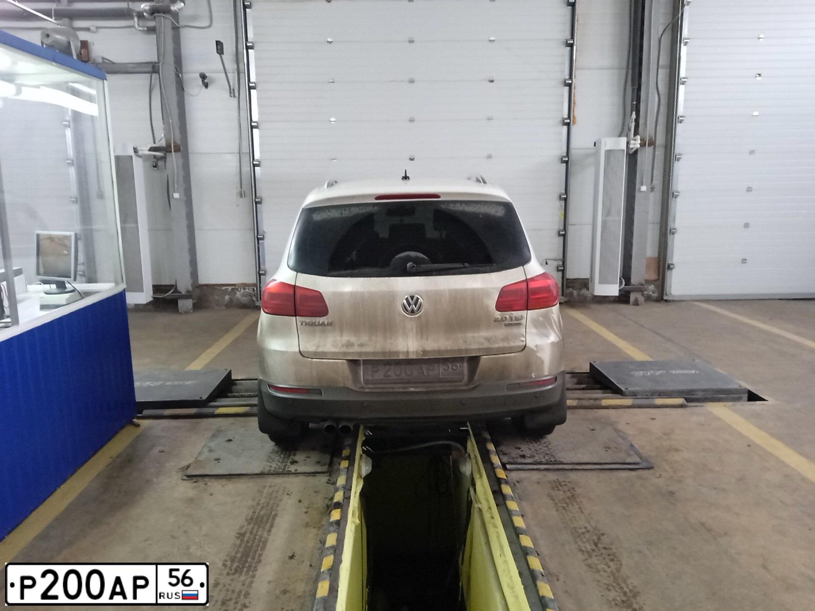 Фото автомобиля VOLKSWAGEN TIGUAN, 2011 — госномер Р200АР56. Цвет: Белый