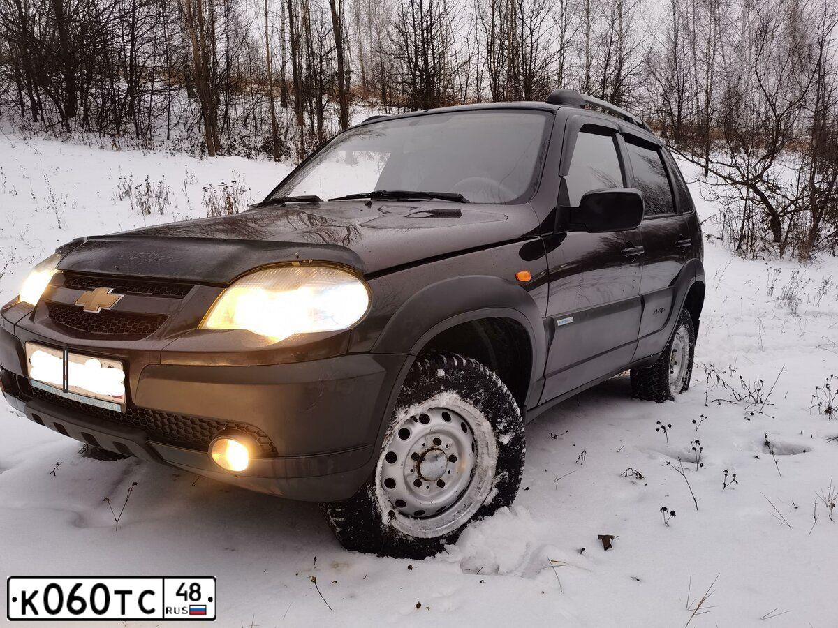 Фото автомобиля CHEVROLET NIVA, 2009 — госномер В873МН136. Цвет: Темно-коричневый металлик