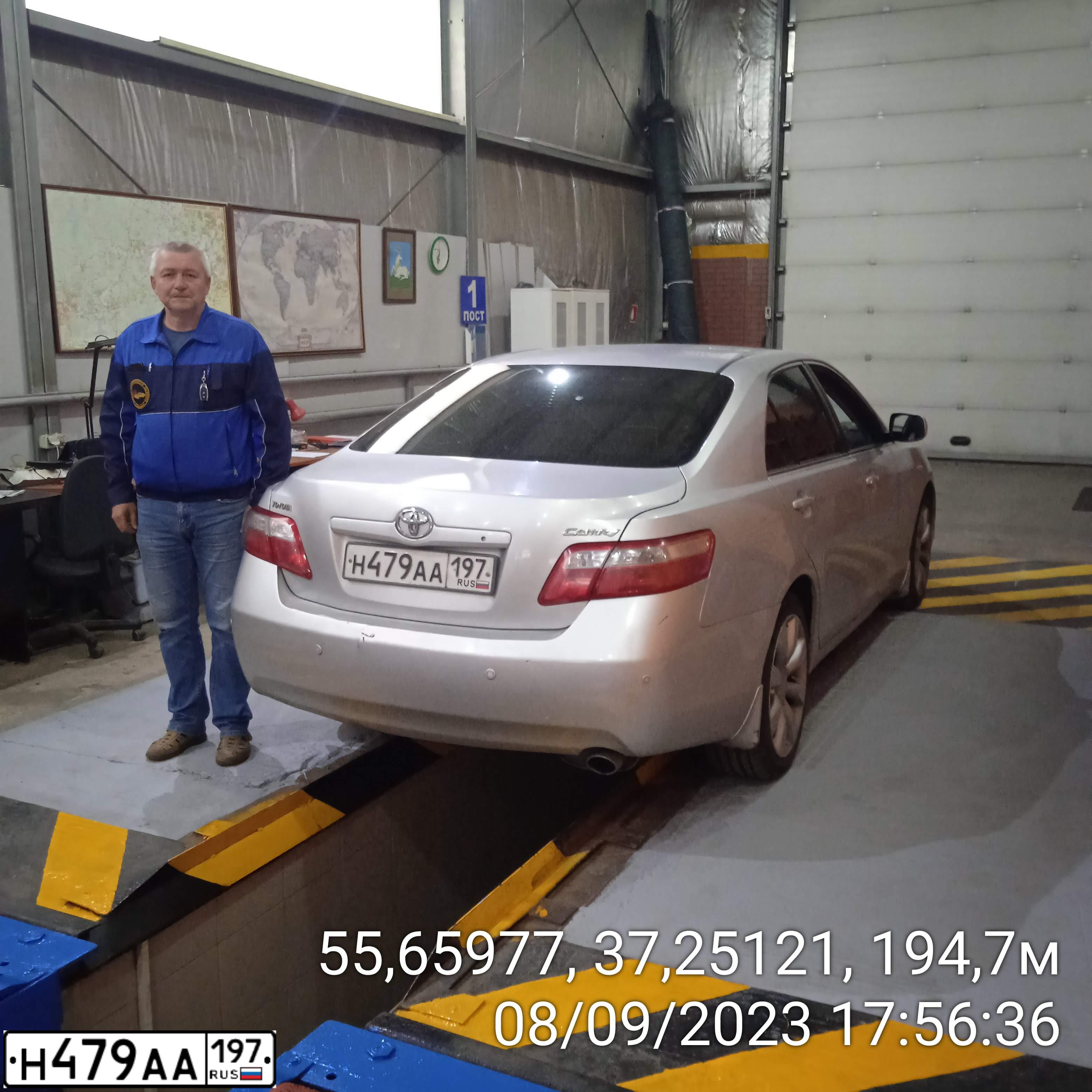 Фото автомобиля TOYOTA CAMRY, 2008 — госномер М574СЕ21. Цвет: Серебристый