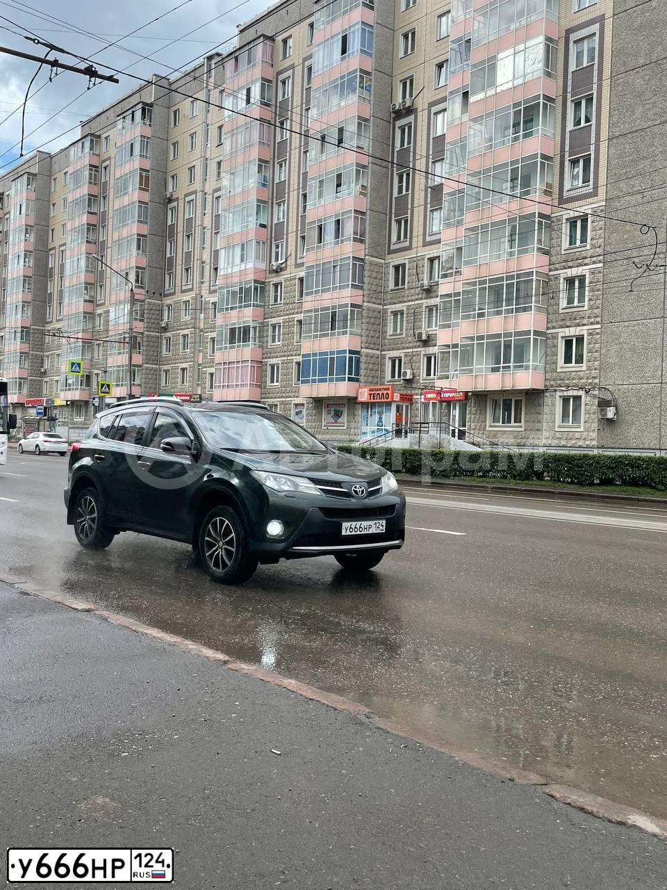 Фото автомобиля TOYOTA RAV4, 2013 — госномер У666НР124. Цвет: Темно-зеленый