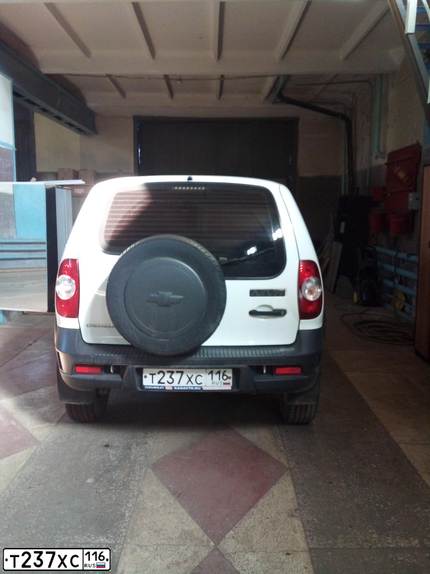 Фото автомобиля CHEVROLET NIVA, 2014 — госномер Т237ХС116. Цвет: ЯРКО-БЕЛЫЙ