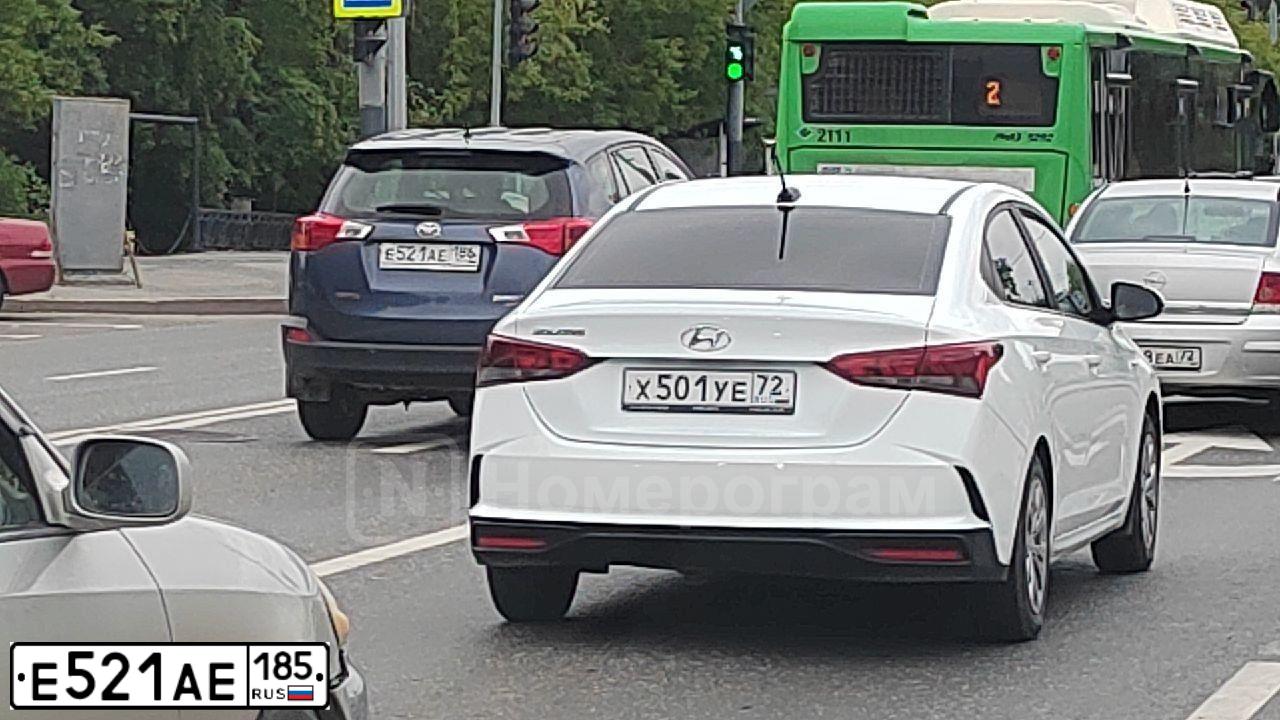 Фото автомобиля TOYOTA CAMRY, 2018 — госномер Е521АЕ185. Цвет: СИНИЙ