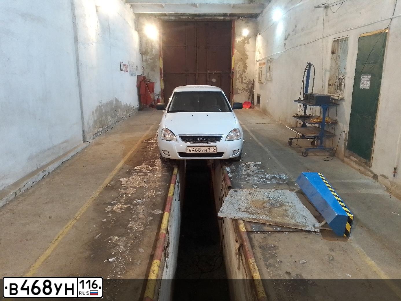 Фото автомобиля LADA 2170 PRIORA, 2009 — госномер В023ОК702. Цвет: Белый
