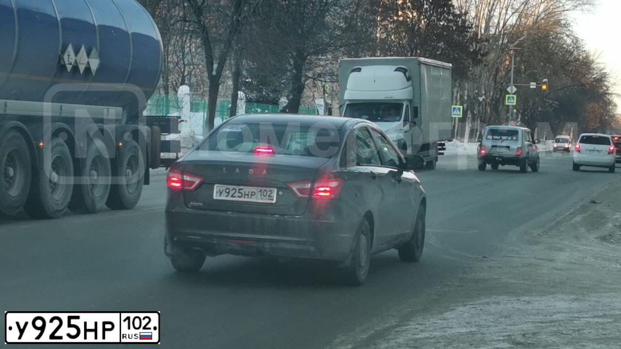 Фото автомобиля LADA VESTA, 2017 — госномер У925НР102. Цвет: Коричневый