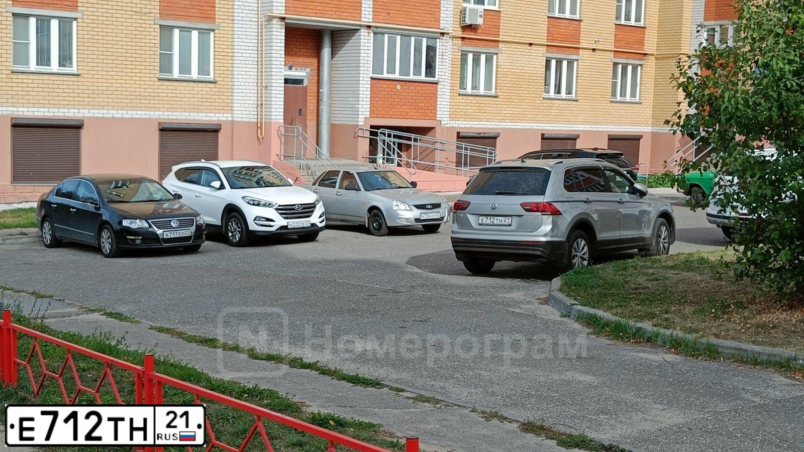 Фото автомобиля VOLKSWAGEN TIGUAN, 2017 — госномер Е712ТН21. Цвет: Серебристый