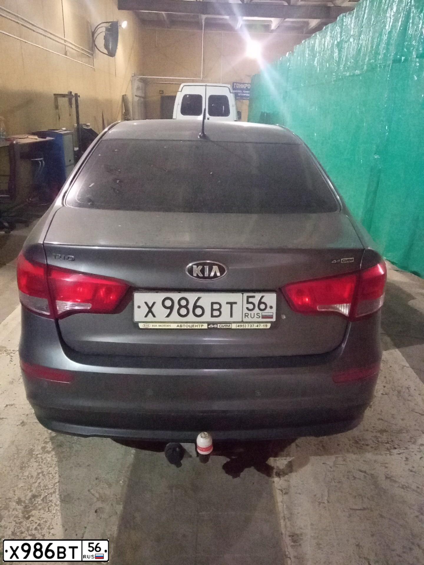 Фото автомобиля KIA RIO, 2016 — госномер Х986ВТ56. Цвет: ТЕМНО-СЕРЫЙ