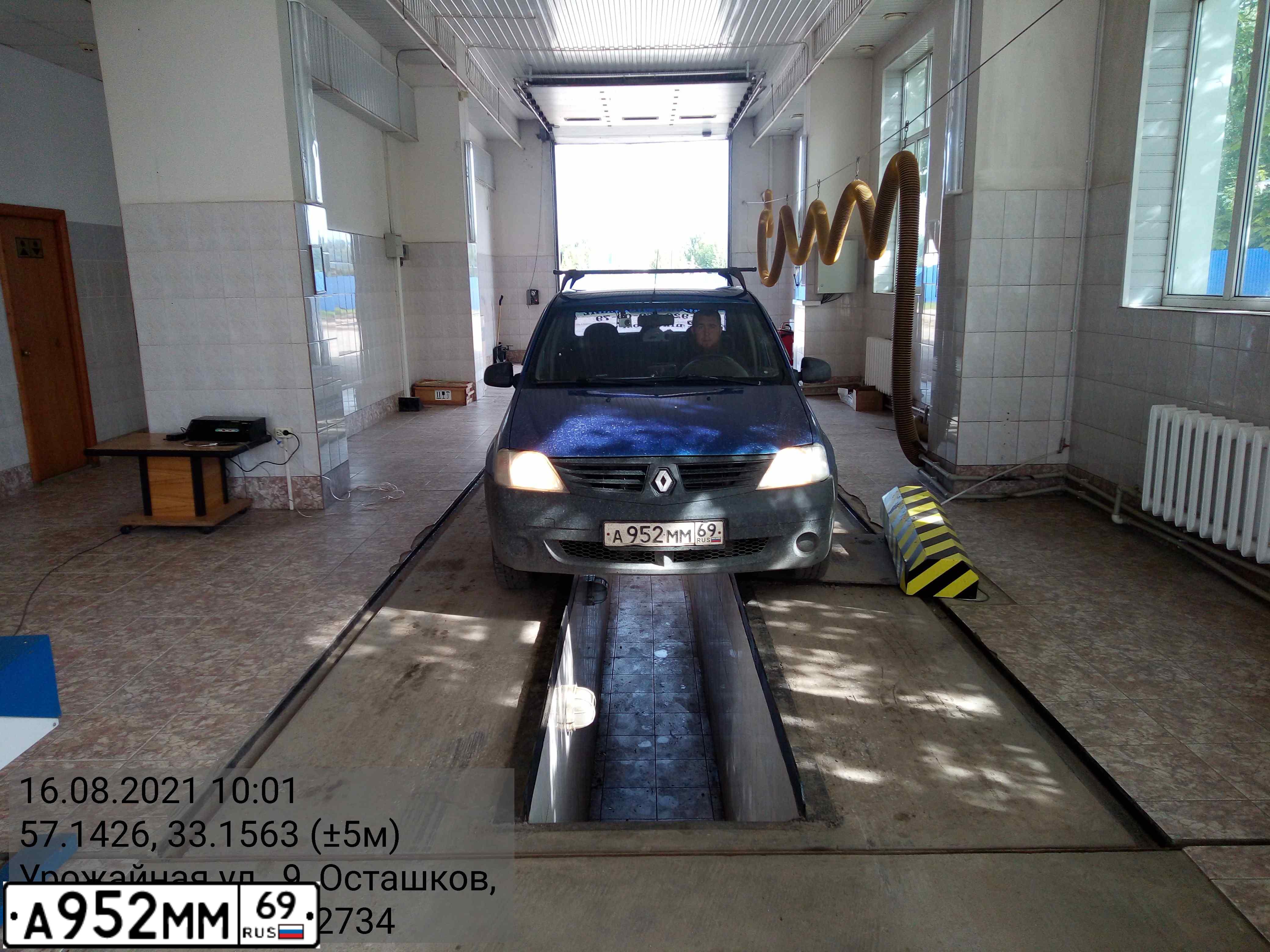 Фото автомобиля RENAULT LOGAN, 2007 — госномер Х556УУ60. Цвет: СИНИЙ МЕТАЛЛИК