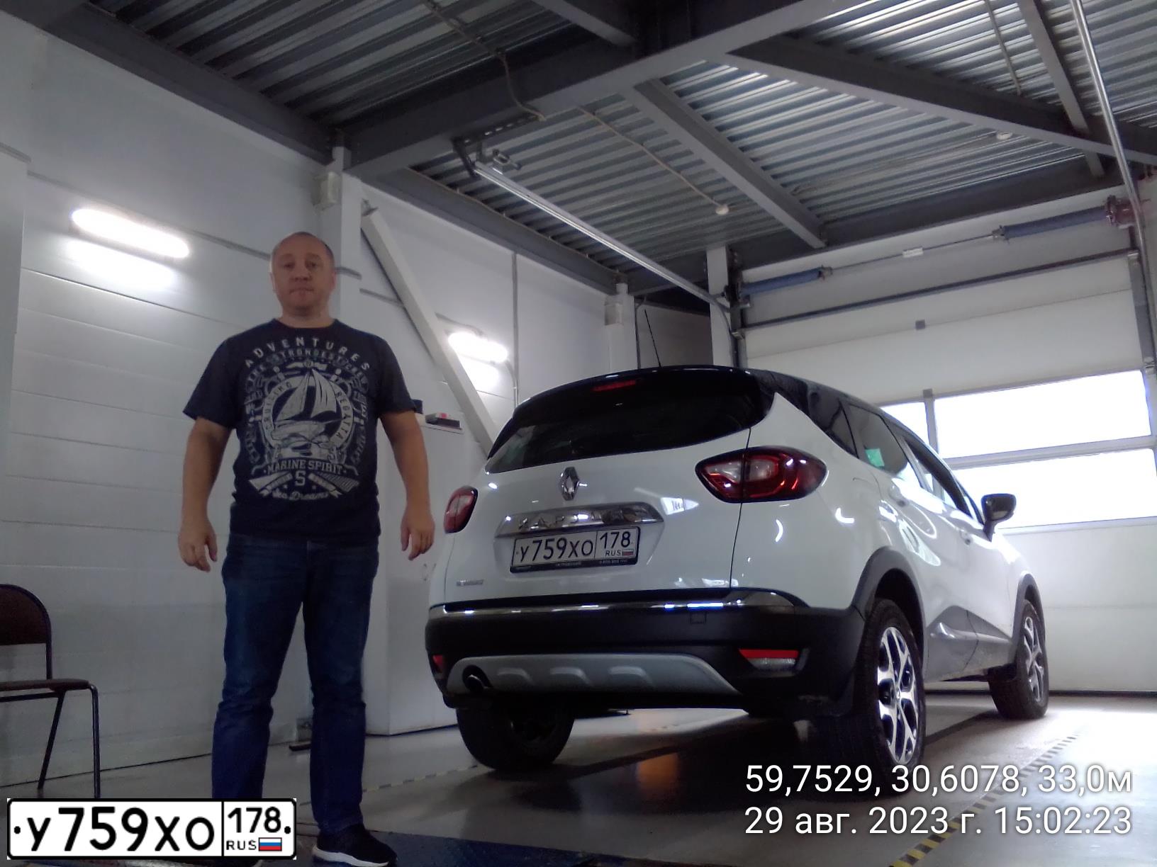 Фото автомобиля RENAULT KAPTUR, 2016 — госномер К176КТ147. Цвет: Белый черный 