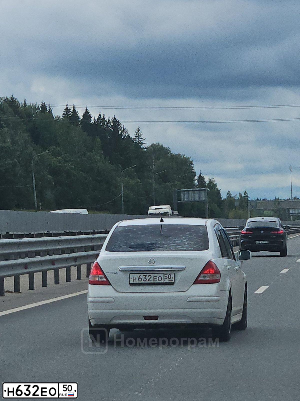 Фото автомобиля NISSAN TIIDA, 2013 — госномер Н632ЕО50. Цвет: БЕЛЫЙ