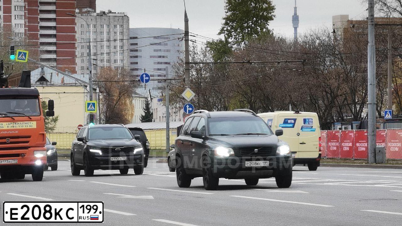 Фото автомобиля LINCOLN TOWN CAR, 1995 — госномер О579ХЕ177. Цвет: БЕЛЫЙ