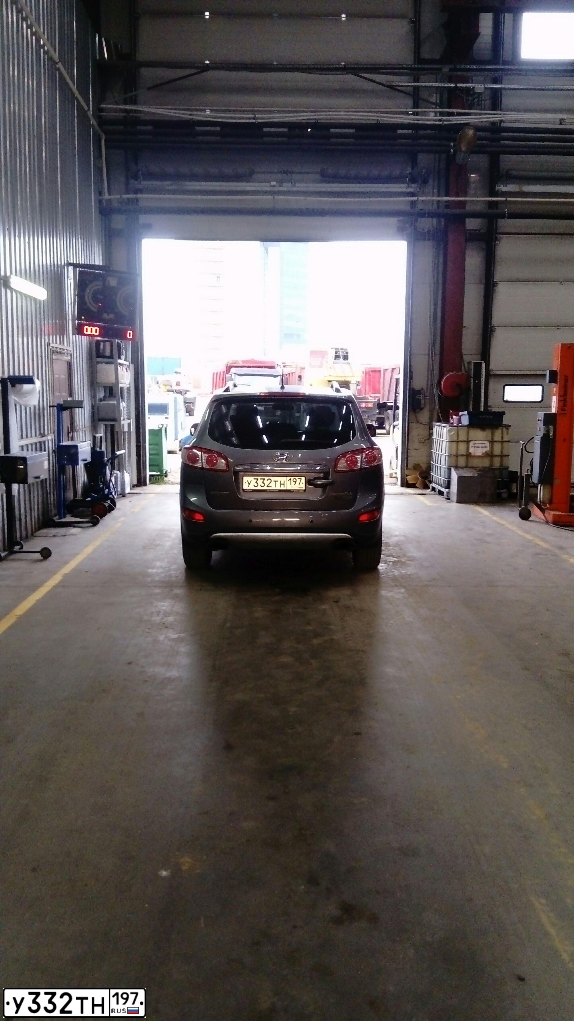 Фото автомобиля HYUNDAI SANTA FE, 2011 — госномер У332ТН197. Цвет: Серый